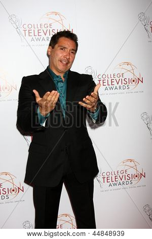 LOS ANGELES - 25 APR: Benito Martinez arriva al 2013 College Television Awards presso il JW Marri