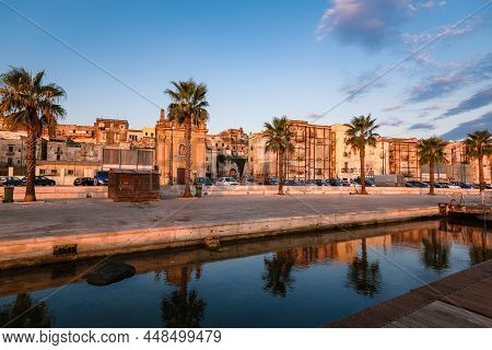 Taranto, Italy - August 2021: Seafront With Reflected Palm Trees, Borgo Antico Di Taranto, Città Vec
