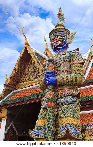 Demone guardiano al Wat Phra Kaew, il tempio del Buddha di smeraldo, Bangkok, Thailandia