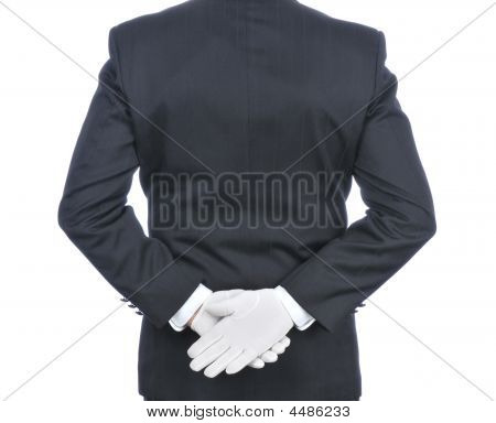 Butler z rękami za plecami