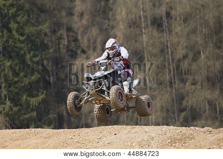 Rytteren hopper på Quad motorcykel
