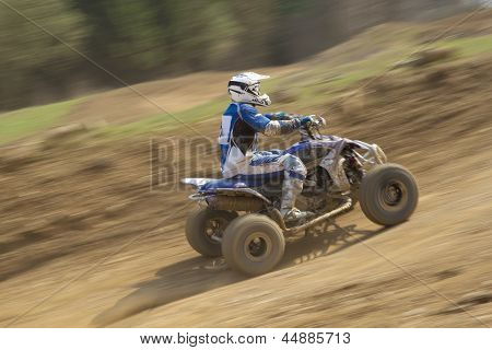 Quad rytter. Alle varemærker er fjernet.