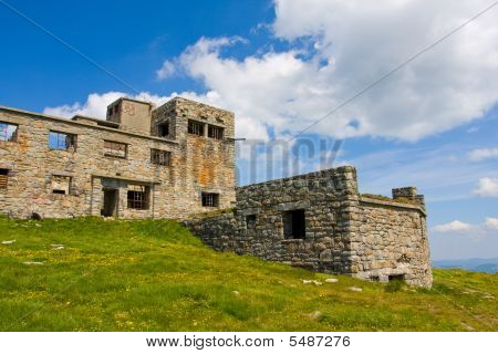 Antiga casa abandonada nas montanhas