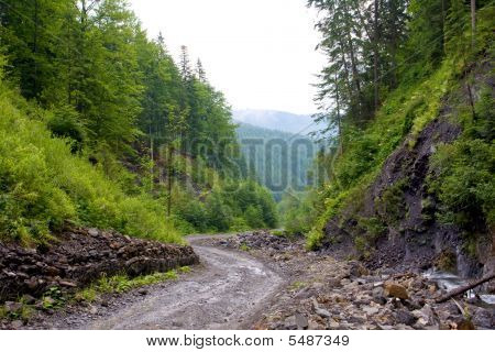 Estrada no vale da montanha