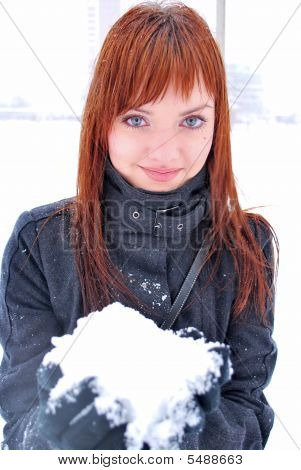 Ung kvinna och snö