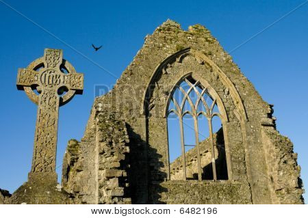 石十字架和阿森赖男修道院的详细信息