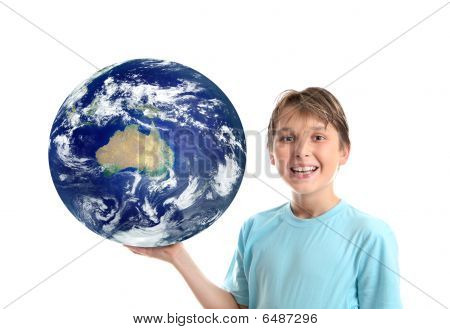 Sorrindo criança segurando nosso planeta mundo mostrando Oceania Austrália