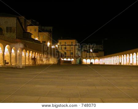Assissi v noci