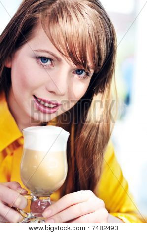 Ragazza con Latte