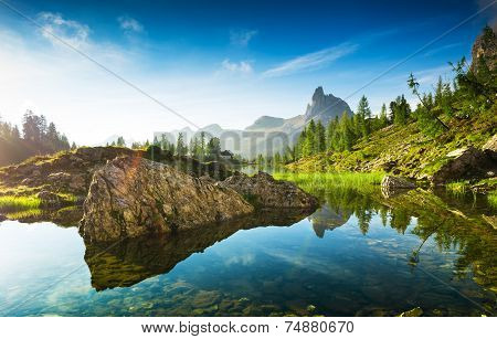 The beautiful Lago Di Federa See early in the morning