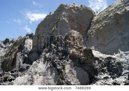 Bergen Borneo. Rocky mountains, afgronden en ravijnen.