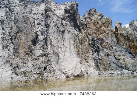 Bergen Borneo. Rocky mountains, afgronden en ravijnen.