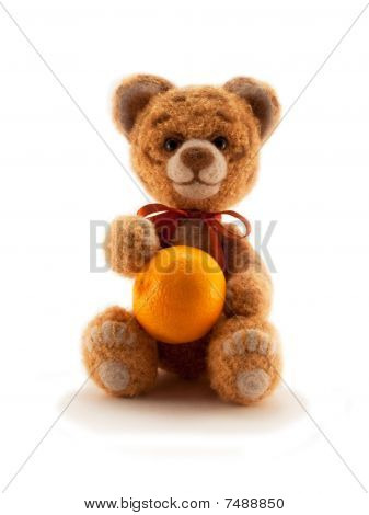 Um brinquedo malha Tiger com uma laranja