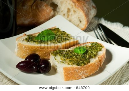 Ciabatta, Pesto und Oliven