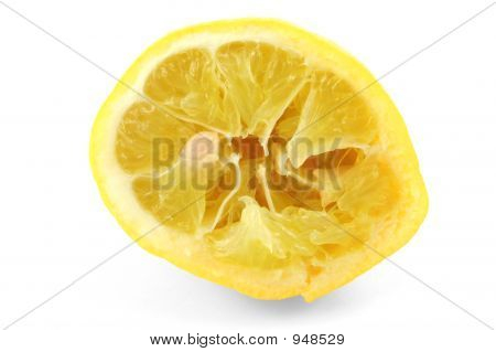 Spremuto di limone su sfondo bianco