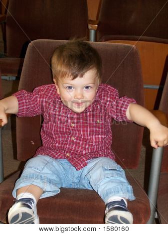 cute Baby im Kino Stuhl