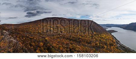 View of the hudson highlands and hudson river from breakneck ridge trail New York State