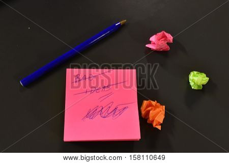 BLOCK OF COLOR NOTE PAPERS WITH PEN