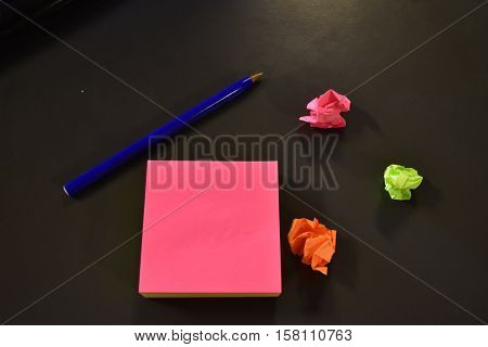 BLOCK OF COLOR NOTE PAPERS WITH PEN