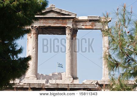 希腊国旗在雅典卫城山