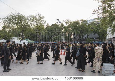 BANGKOK THAILAND - NOV 22 : moving of mourners queue up in sanam luang for into Grand Palace while the funeral of king Bhumibol Adulyadej on november 22 2016
