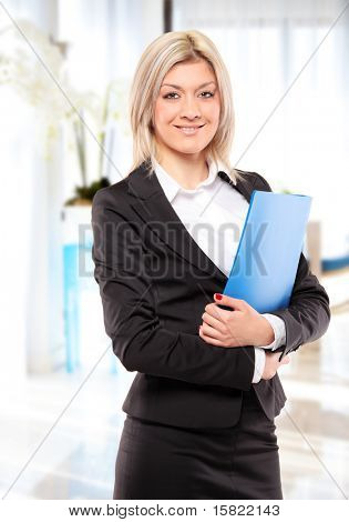 Businesswoman ยินดีกับโฟลเดอร์สีฟ้าที่ตั้งในสำนักงาน
