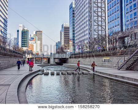 Urban Park At Cheonggyecheon Public Walkway In Seoul
