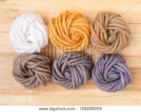Wool swatches colored by henna and indigo mix in 1:0 3:1 1:1 1:3 0:1 proportions and control white sample
