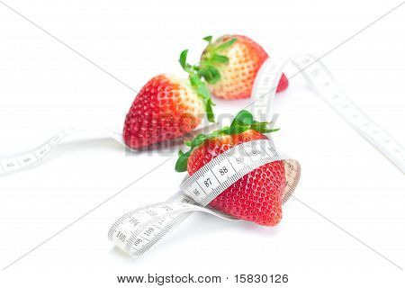 Mesure et grosse fraise mûre rouge juteuse bande Isolated On White