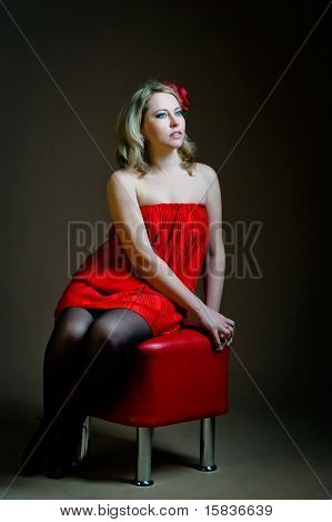 Žena sedí na chodníku