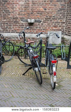 Zwei Fahrräder in der Innestadt von Venlo an einer Backsteinmauer