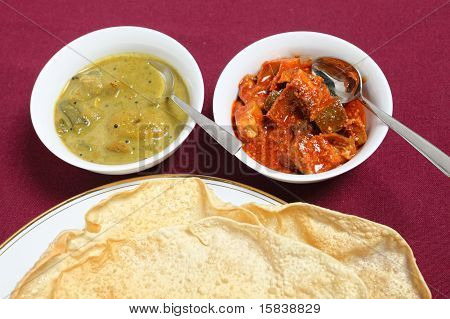 与石灰和芒果泡菜 poppadoms