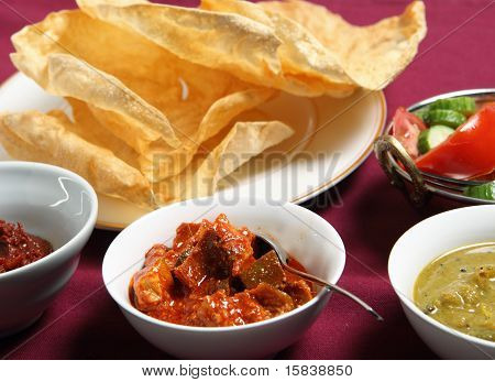 酸辣酱、 Papadums 和沙拉