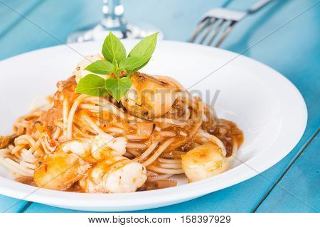 fresh shrimp scallop in tomato sauce pasta