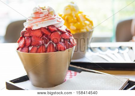 mango vanilla and creamy strawberry shaved ice/patbingsu