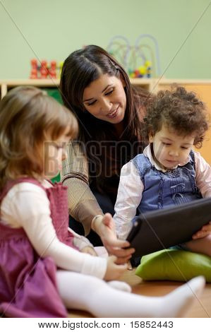 Profesor cuento de hadas de lectura a los niños en la escuela