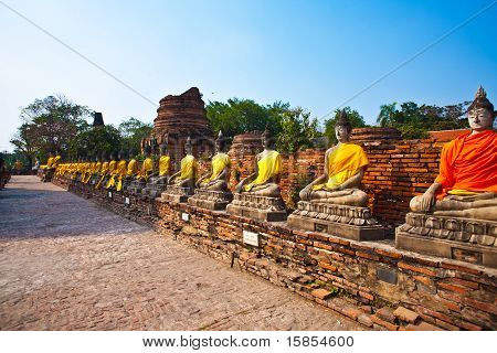 仏の彫像で、寺のワット ・ ヤイ チャイ Mongkol アユタヤ バンコクの近くで