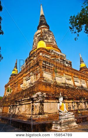 仏の彫像で、寺のワット ・ ヤイ チャイ Mongkol アユタヤ バンコクの近くで
