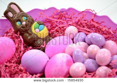 Pink påske med en chokolade kanin