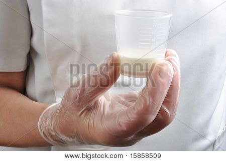 Personale sanitario con guanto monouso e medicina bianco
