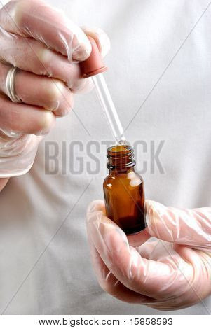 Personale di assistenza sanitaria con guanti monouso e pipetta