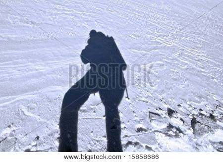 Skyggen af klatrer på den sne surfase, Kaukasus bjergene. I at klatring. Asien.
