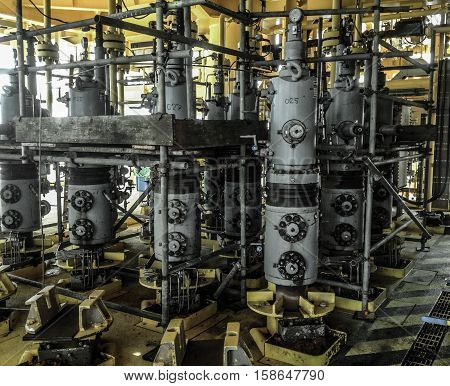 Xmas tree valve on wellhead remote platform for emergency close when emergency signal activate from very low and very high pressure.