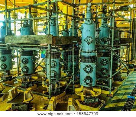 Xmas tree valve on wellhead remote platform for emergency close when emergency signal activate from very low and very high pressure.
