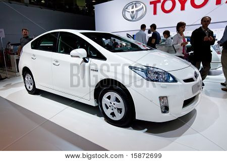 มอสโก รัสเซีย - 25 สิงหาคม: รถสีขาว Tayota Prius ที่มอสโก Interauto นิทรรศการนานาชาติใน