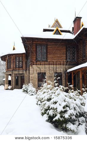 Landhaus aus Holz und Winter Tannen