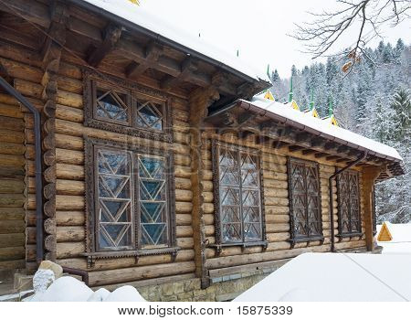Landhaus aus Holz und Winterwald