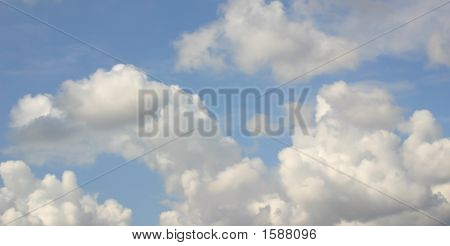 O céu azul de nuvens