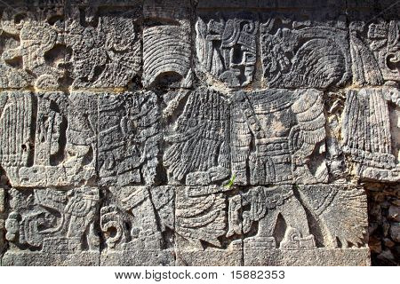 チチェン ・ イッツァの象形文字マヤ pok ta pok ボール裁判所メキシコ