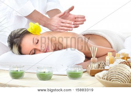 Krásná mladá žena dostává masáže